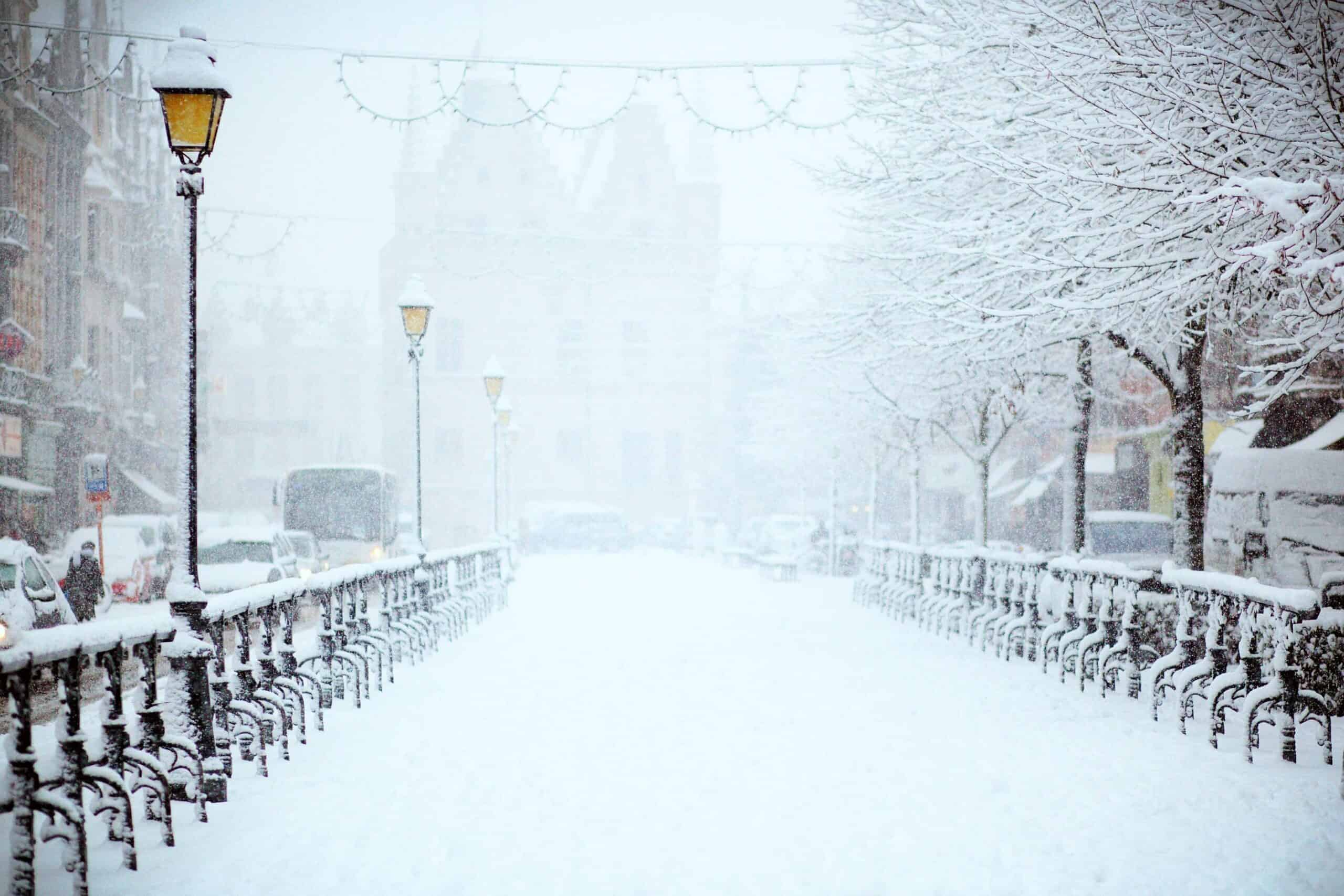 Paesaggio urbano innevato_lampione