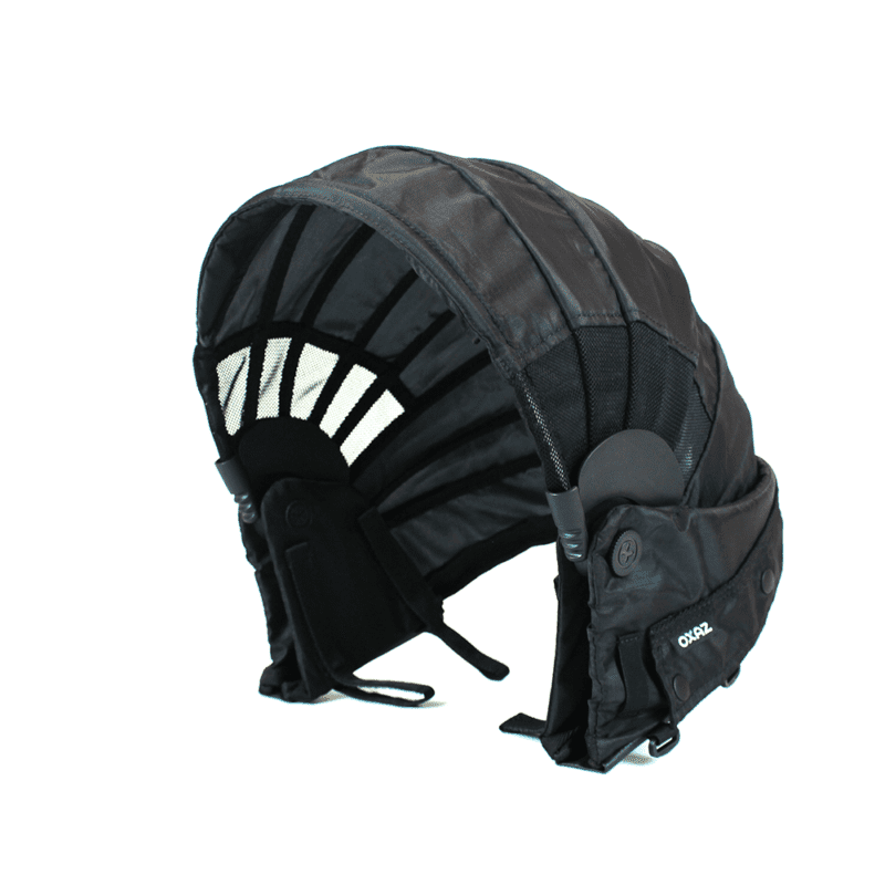 Oxaz Overcap, versione nera, con visierina anteriore ripiegata.