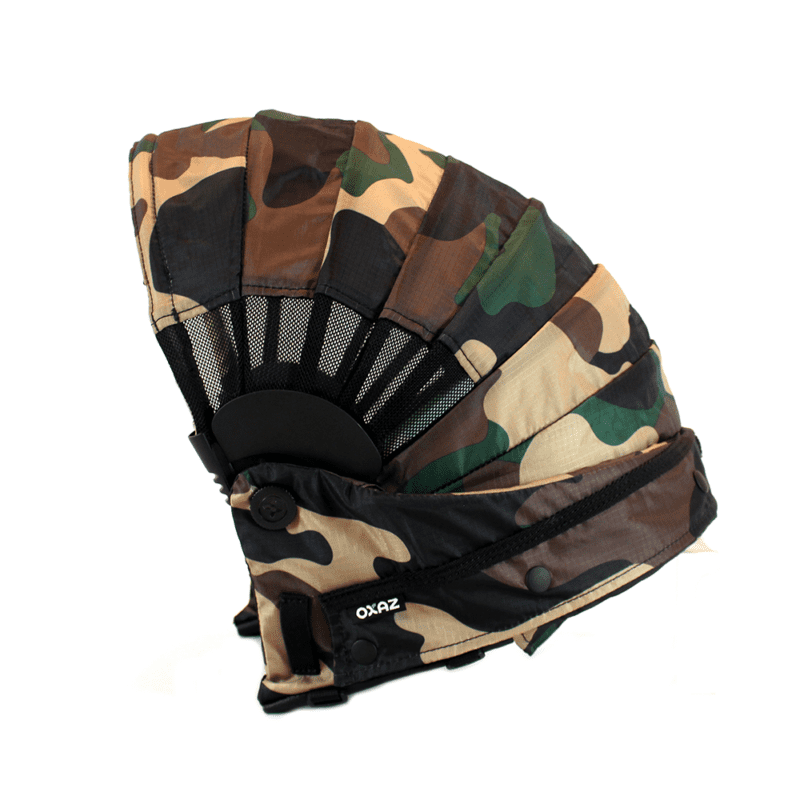 Oxaz Overcap, versione camouflage, con visierina anteriore ripiegata.