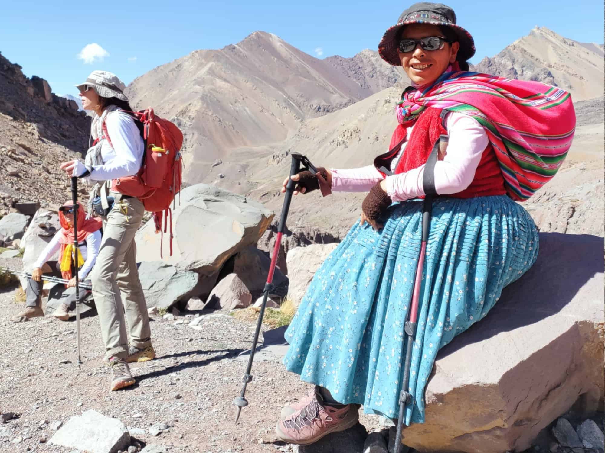 Cholitas con abito tradizionale e compagna di spedizione con pantaloni