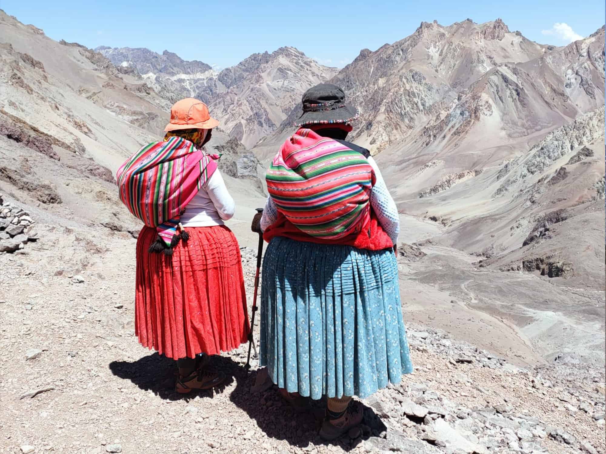 Cholitas Escaladoras ammirano il panorama