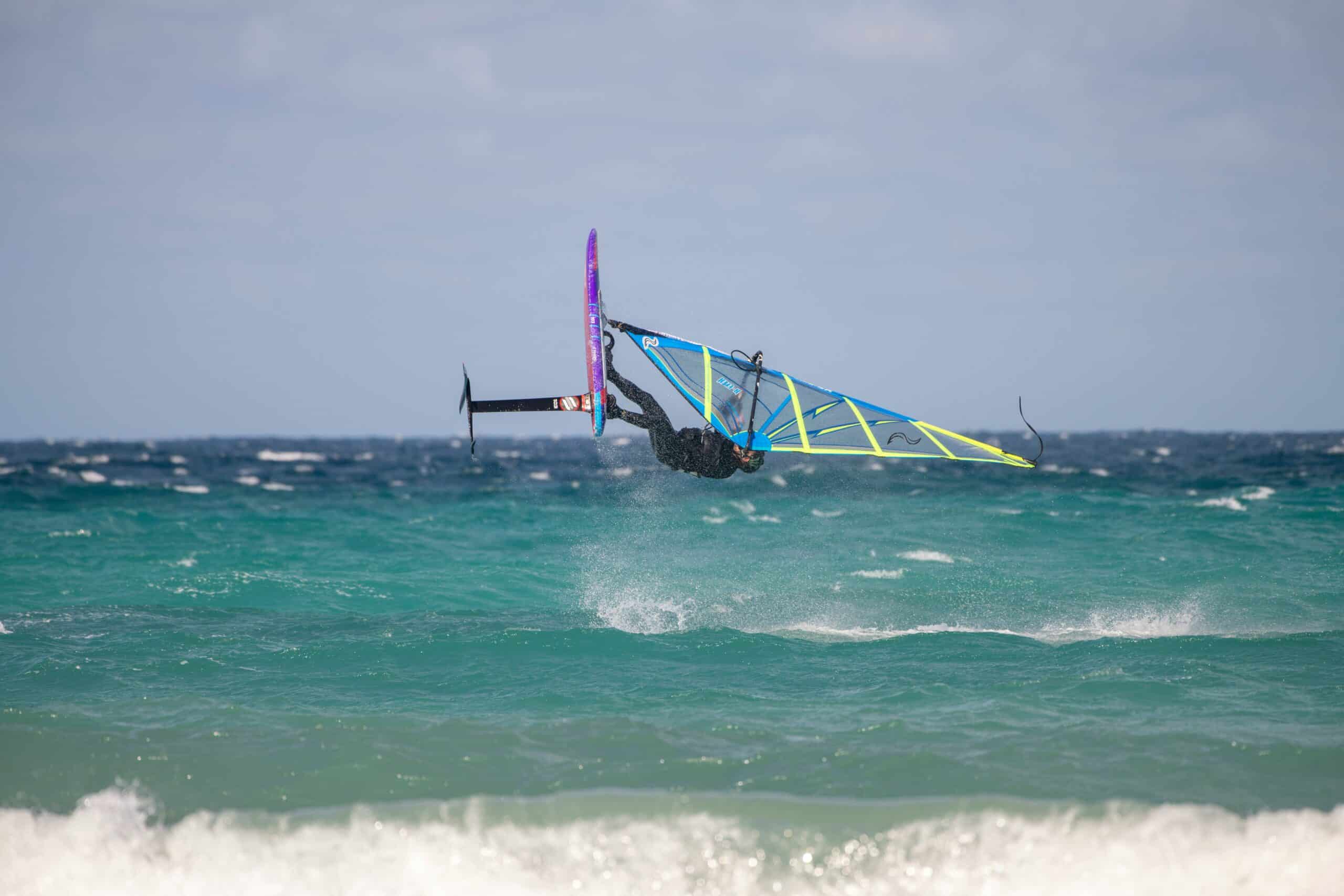 Windfoil, si nota l'ala sotto la tavola necessaria a far staccare dal pelo dell'acqua il windsurf