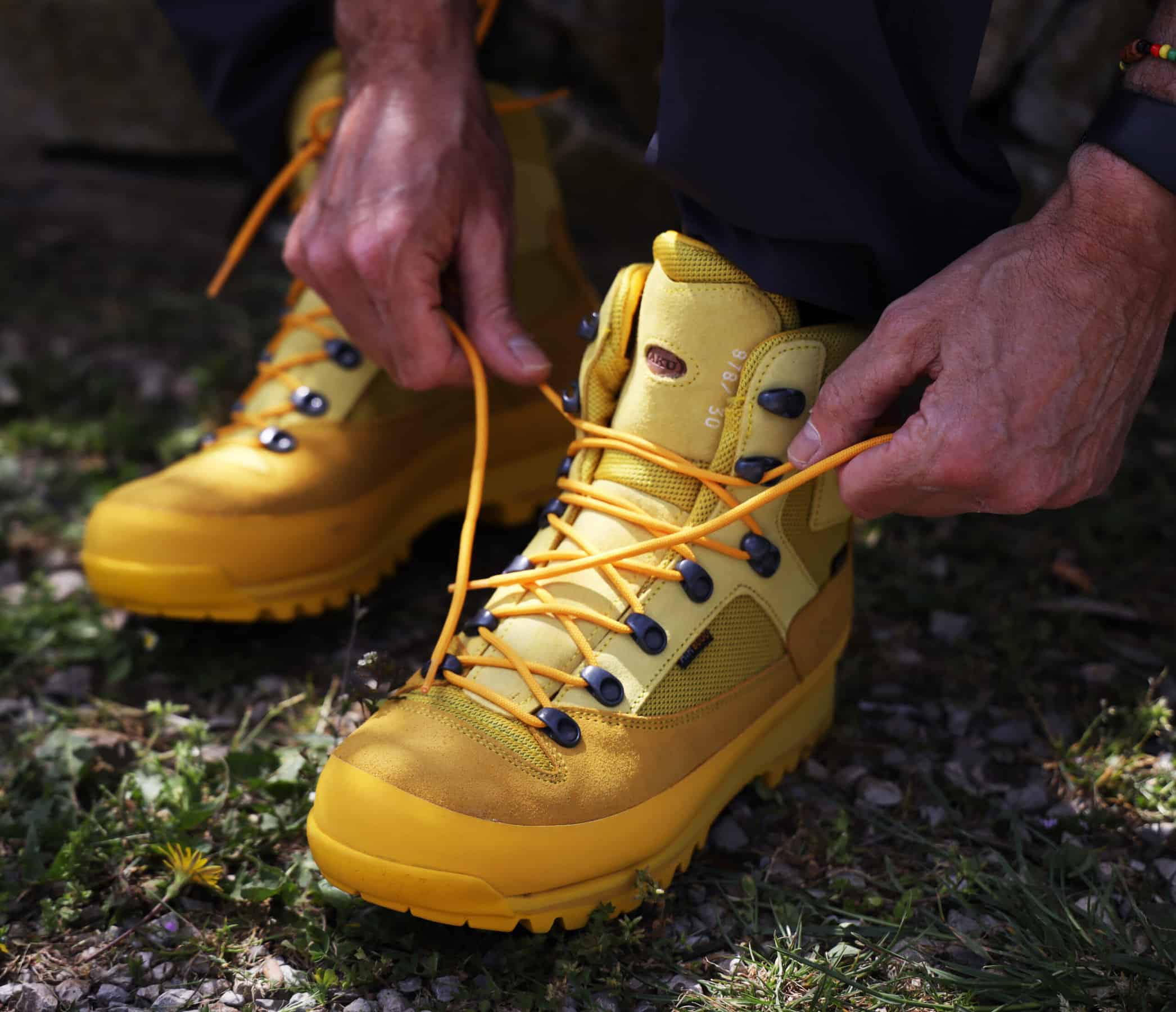 Allacciatura della Aku Conero GTX edizione del trentennale, in colore giallo Vibram.