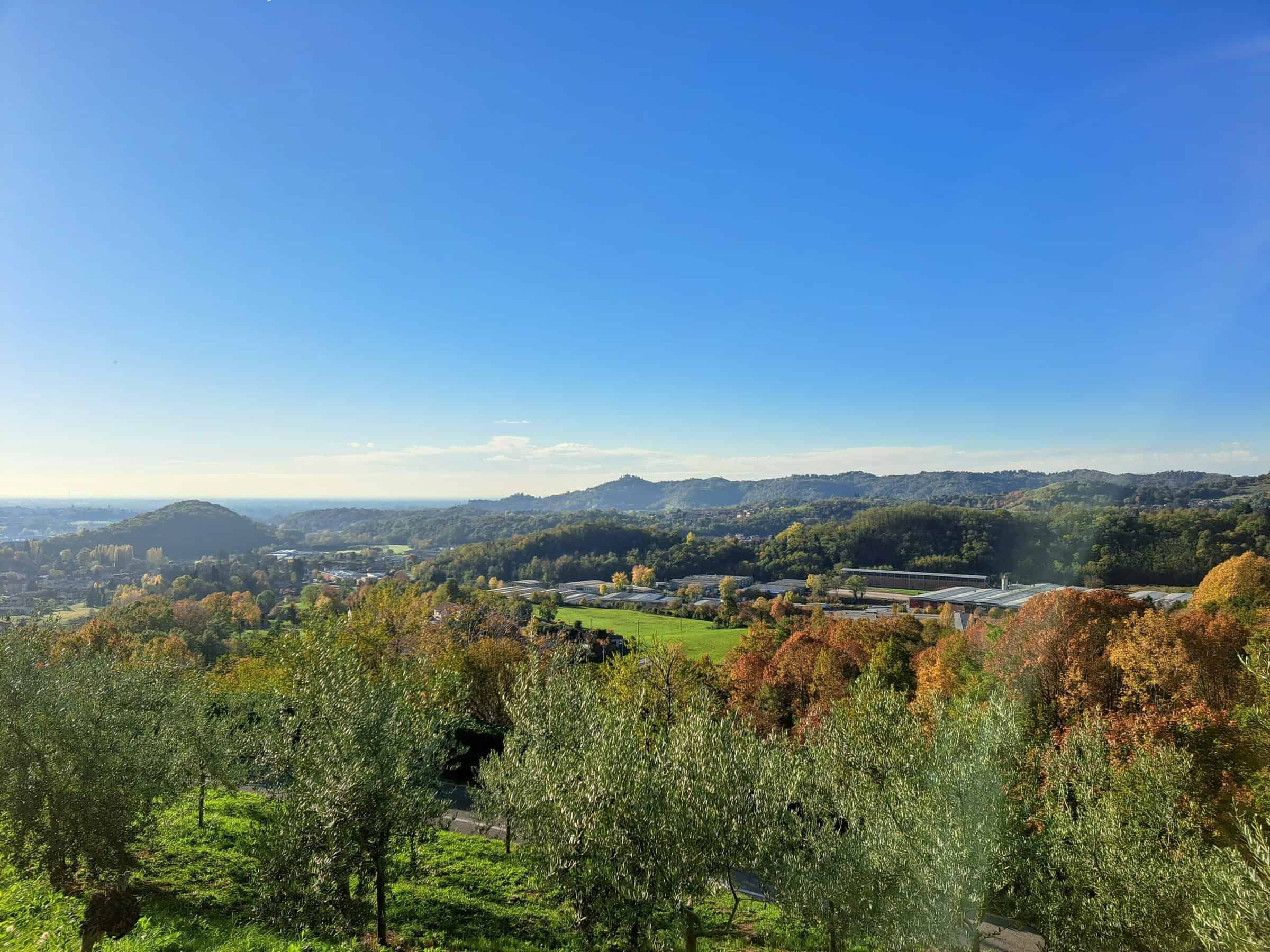 La vista dalla strada che scende da Cagliano