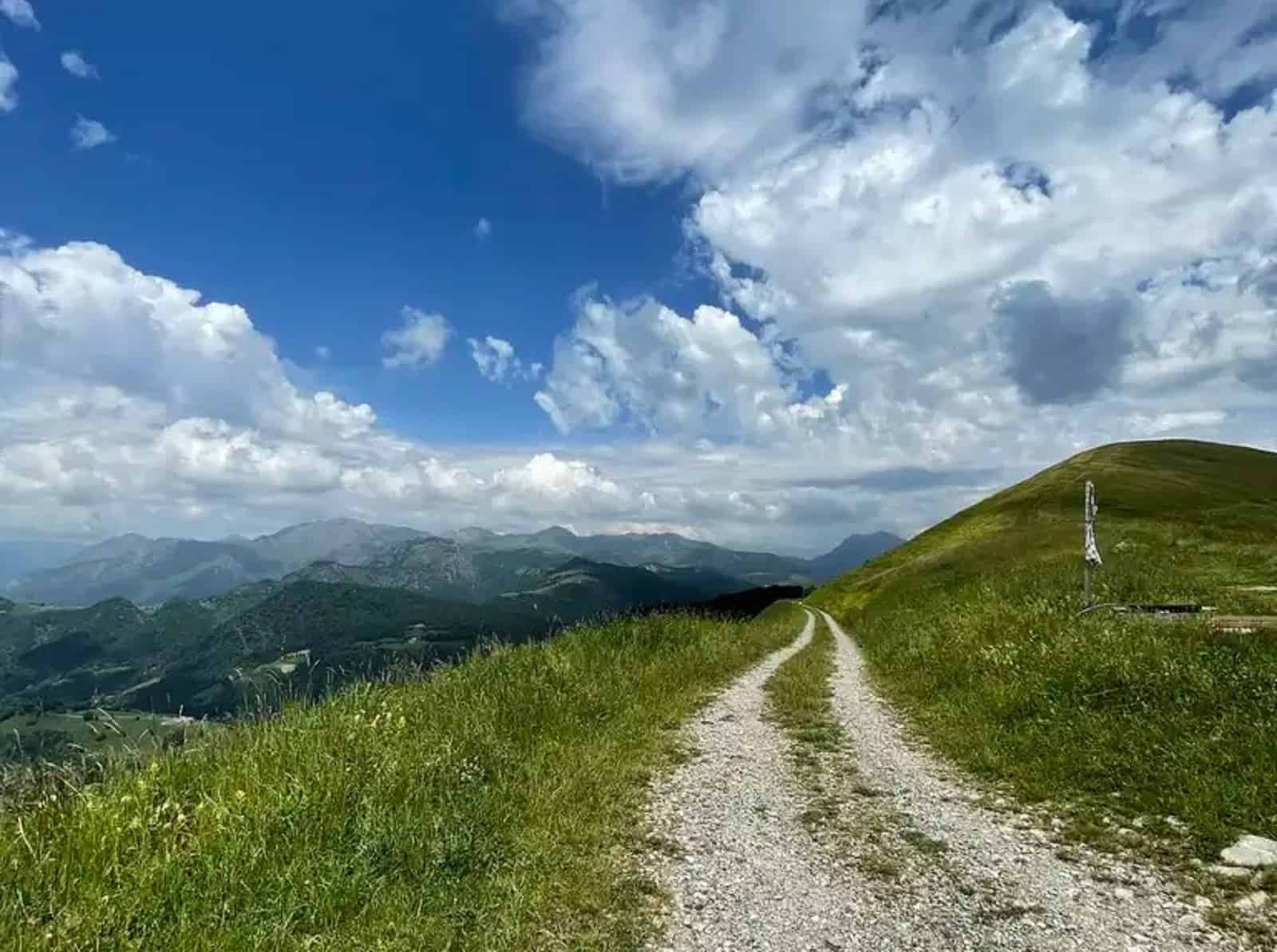 Strada sterrata Resegone 360 con la bici gravel