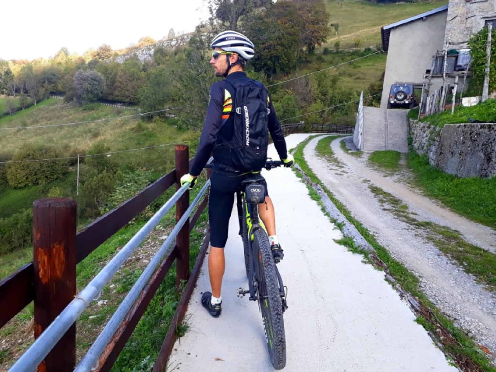 Ragazzo in mountain bike Resegone 360 con la bici gravel