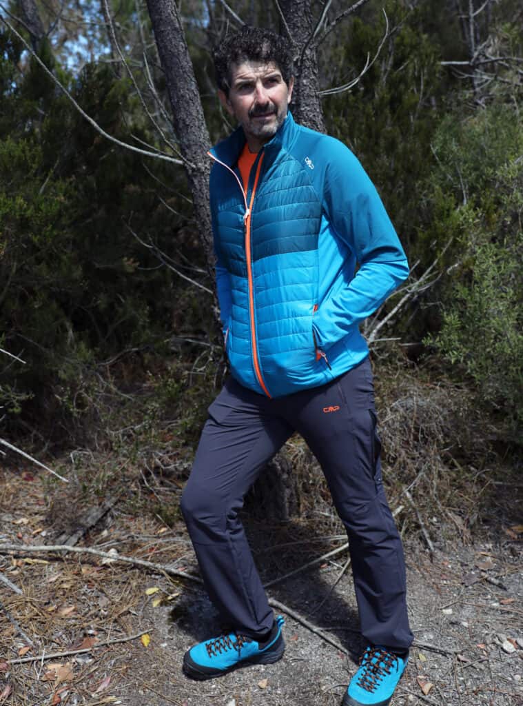 Giacca termica, pantaloni stretch e calzature dell'outfit da trekking CMP uomo.