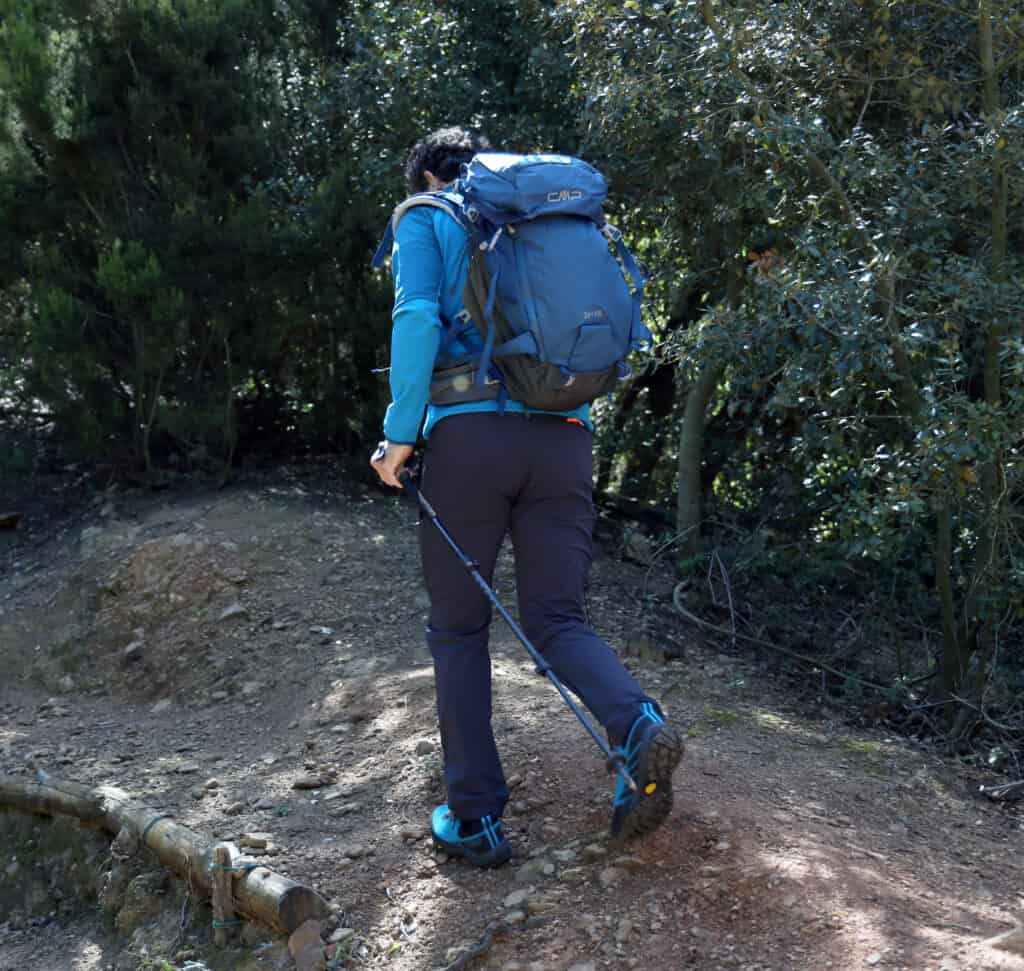In salita nei boschi dell'altipiano delle Manie a finale Ligure, per il test CMP trekking.
