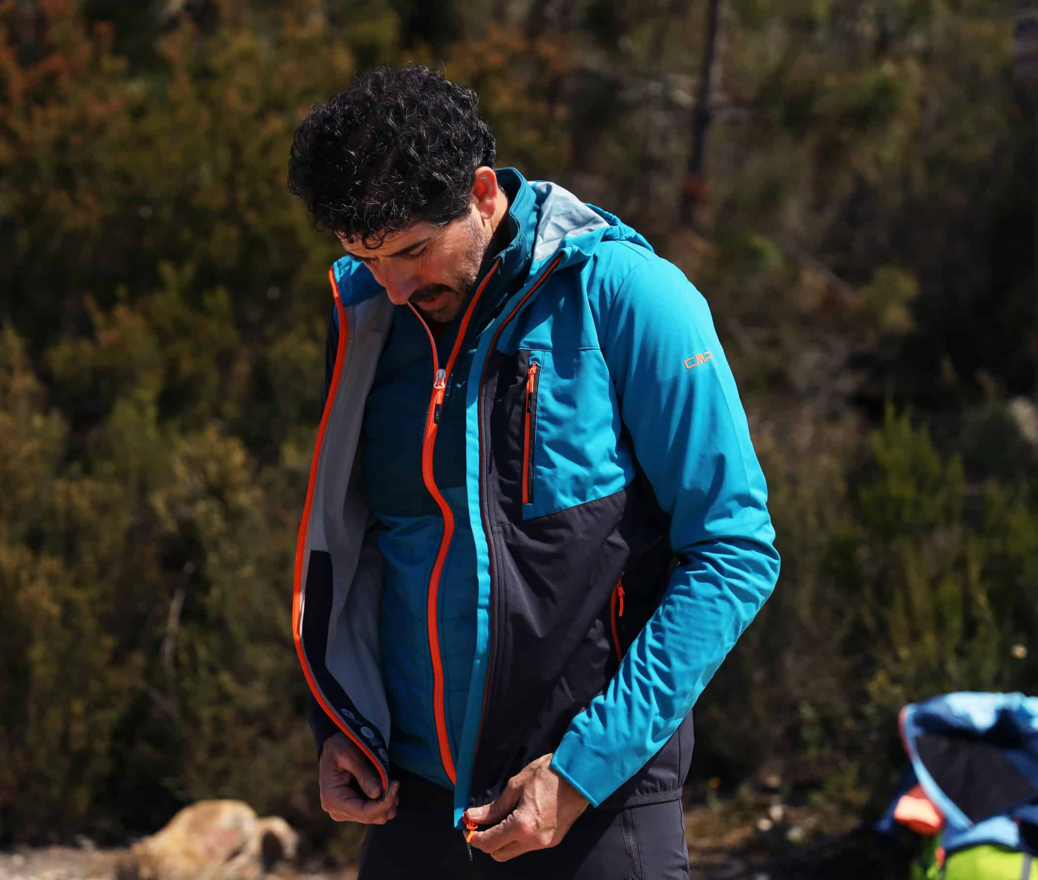 La giacca antivento, idrorepellente e traspirante del completo trekking uomo di CMP.