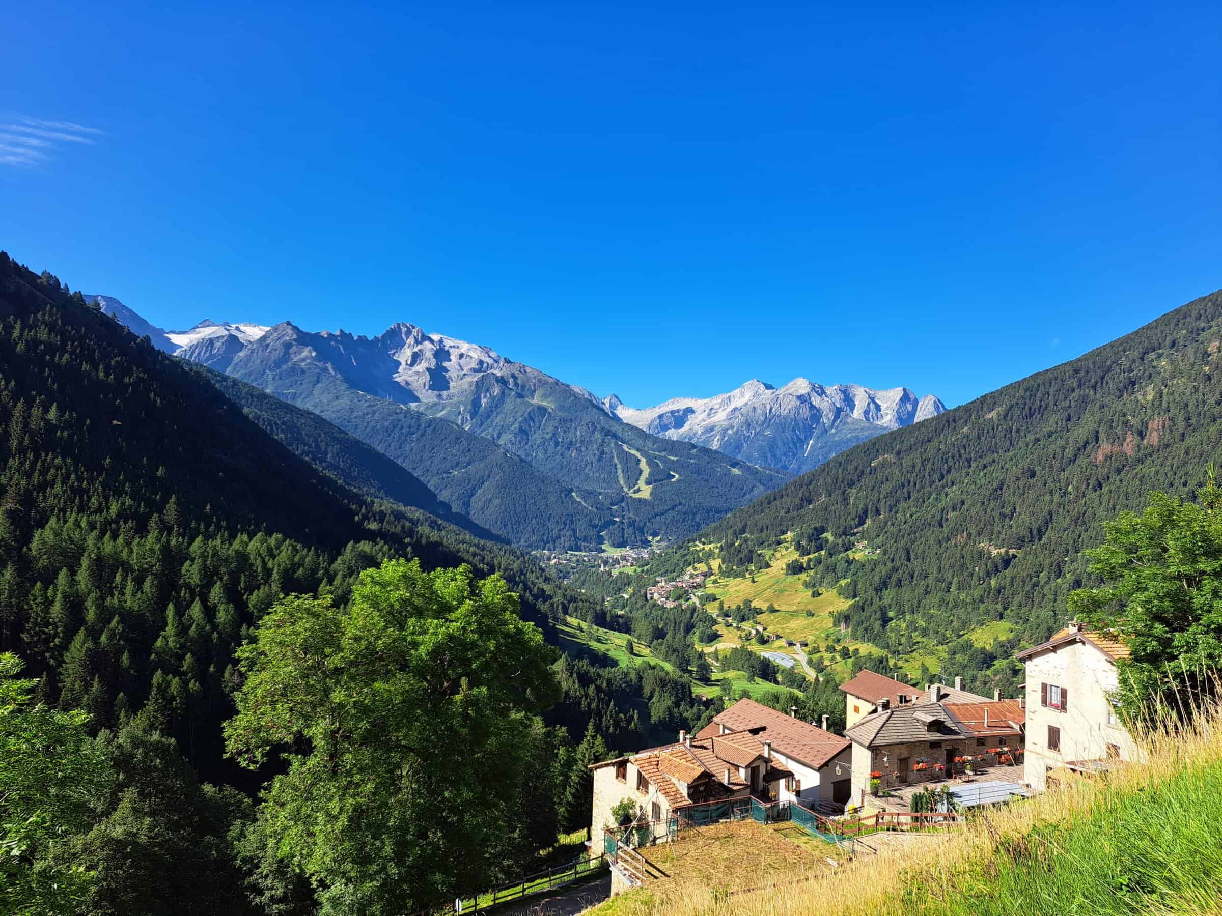 Paesino e montagne