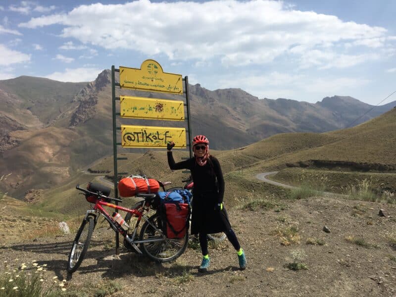 Catia Baldassarri, in bici dall'Iran alla Georgia.
