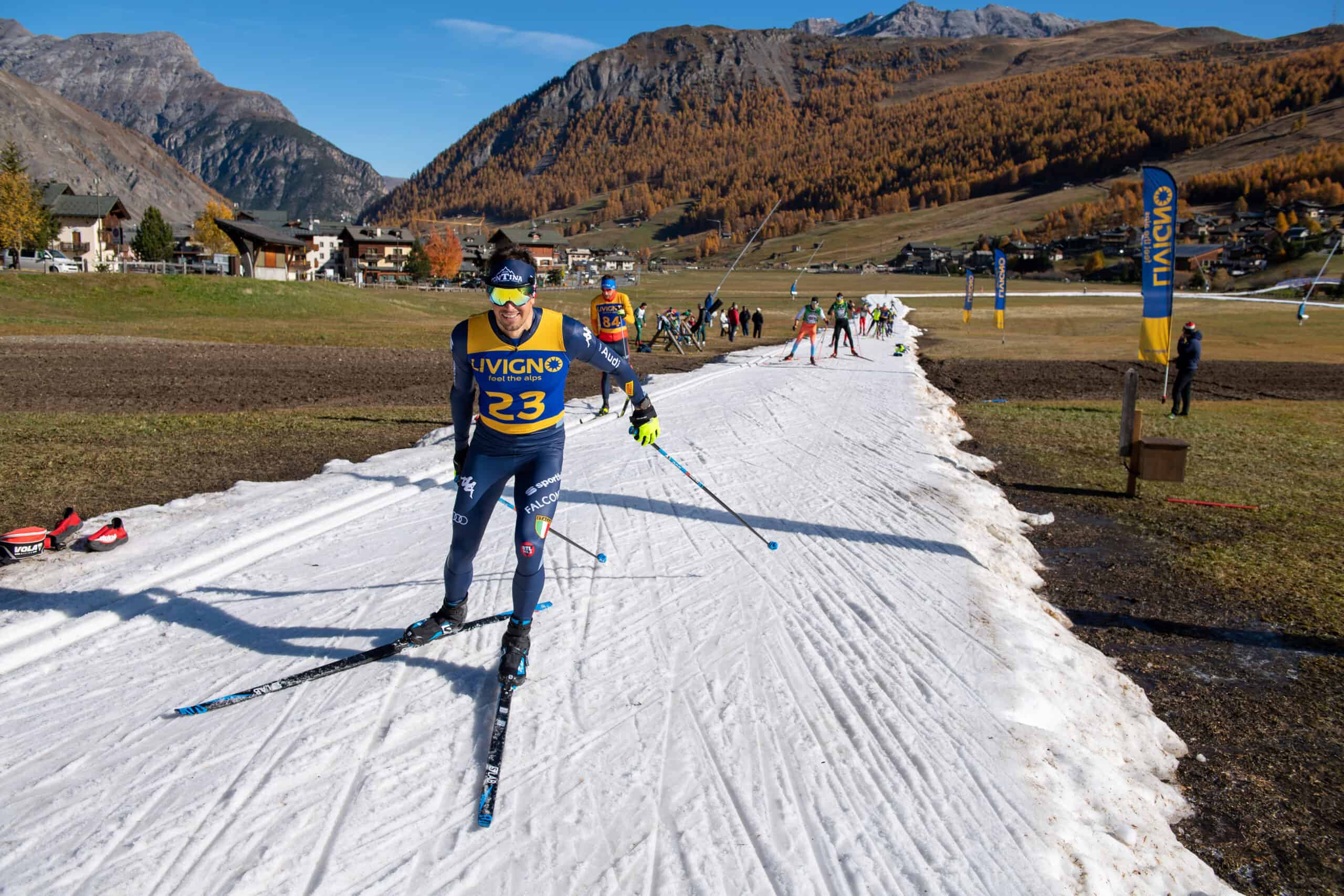 Sciatore di fondo su pista preparata con snowfarming