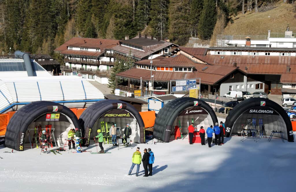 Il villaggio Pool Ski Test nel parterre della pista Agnello a Pampeago.