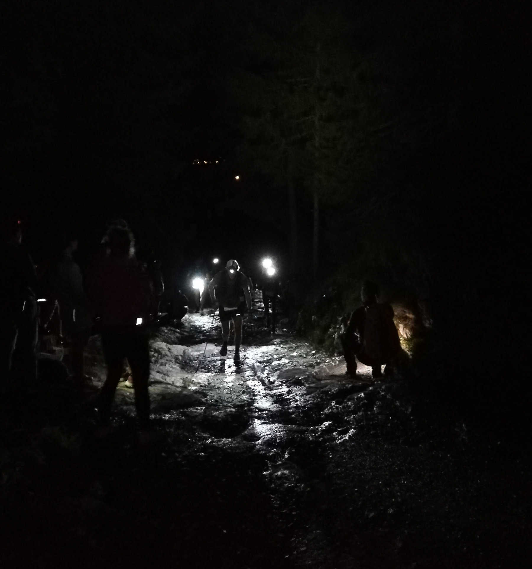 Atleti sentiero ripido notte a Notre Dame de la Gorge