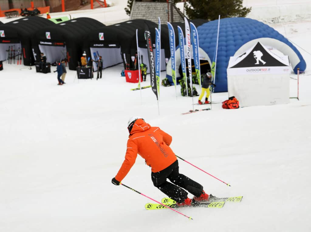Un tester in azione e, sullo sfondo, il villaggio test.