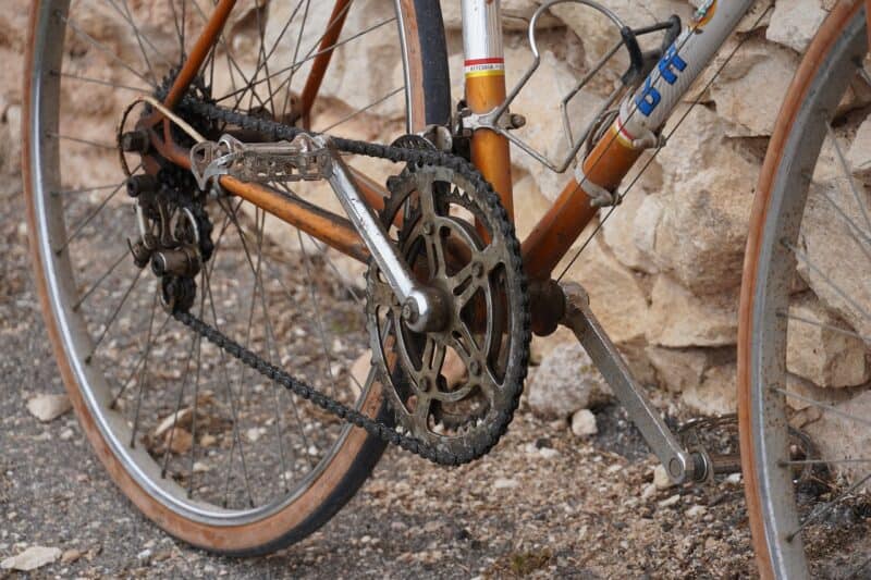 Bicicletta con catena decisamente arrugginita