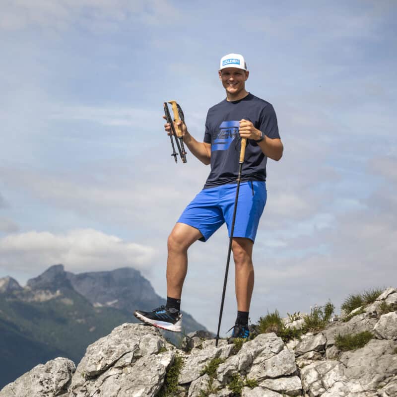 Komperdell FXP4 Summit-Vario, ripiegato in una mano.