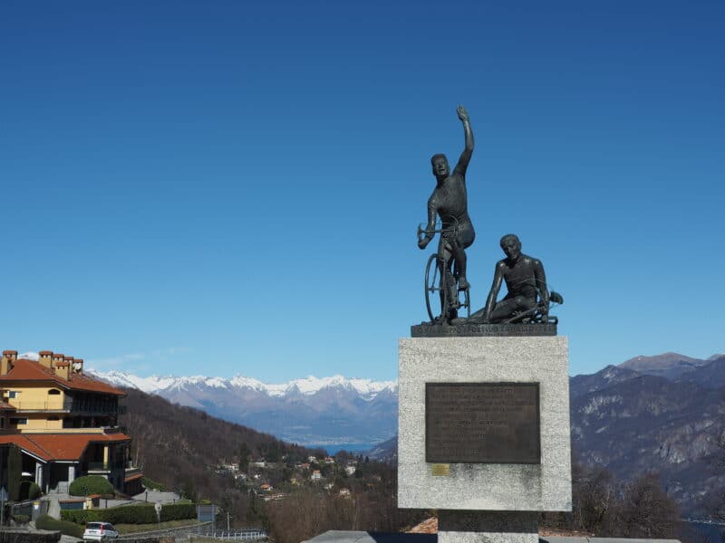 Monumento di Coppi e Bartali al Ghisallo. Foto di Paul Barker Hemings via Flickr