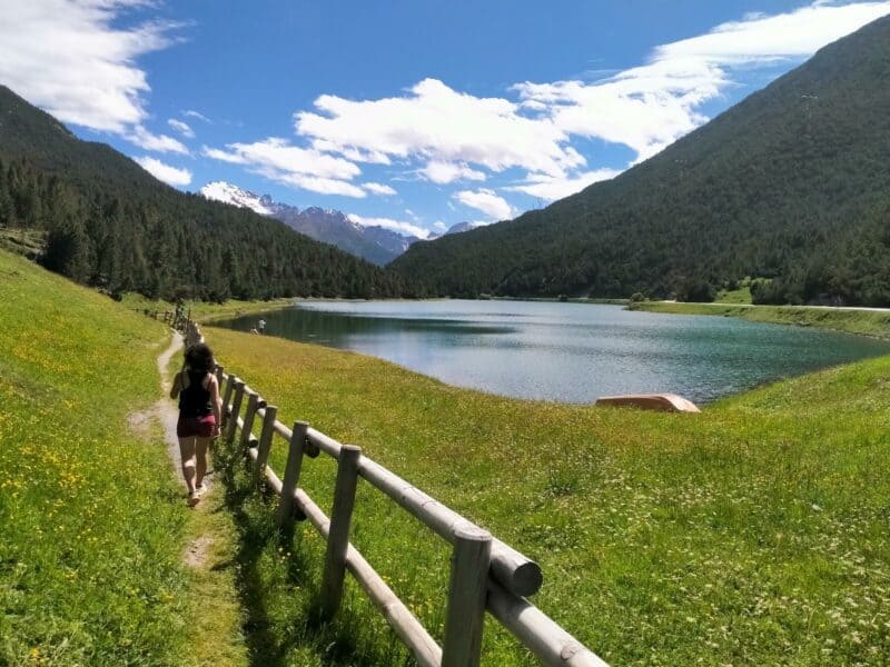 Il lago delle Scale, con il sentiero per la vetta che lo costeggia.