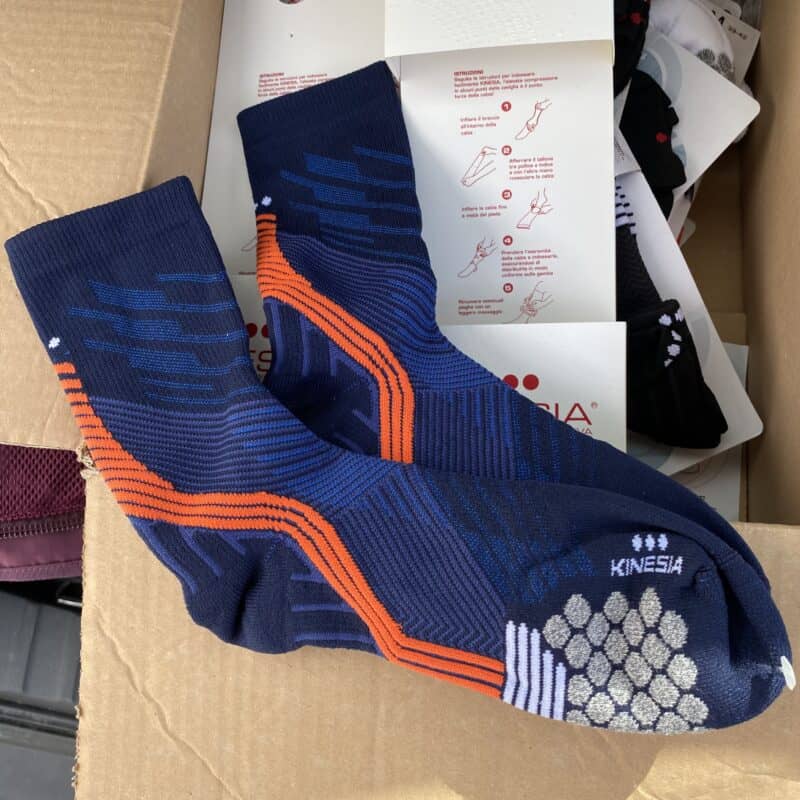 La calza Kinesia Achilles Crew, in colore Navy Blue, utilizzata per il test.