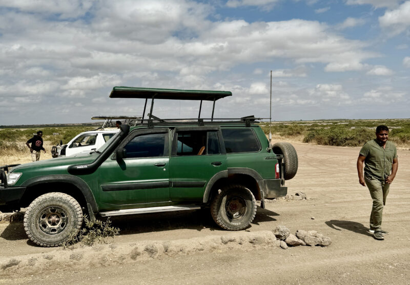Amir e la sua inseparabile Land Cruiser da safari.
