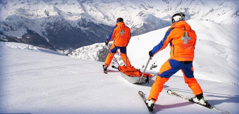 Soccorso in pista con toboga: una polizza RC dello sciatore lo copre.