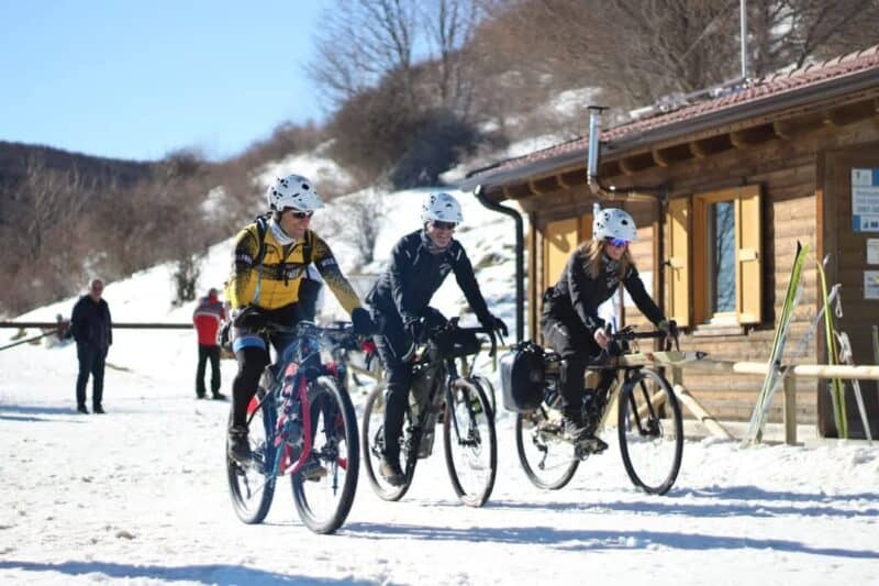 Divertimento puro pedalando sulla neve. Foto di MAGS