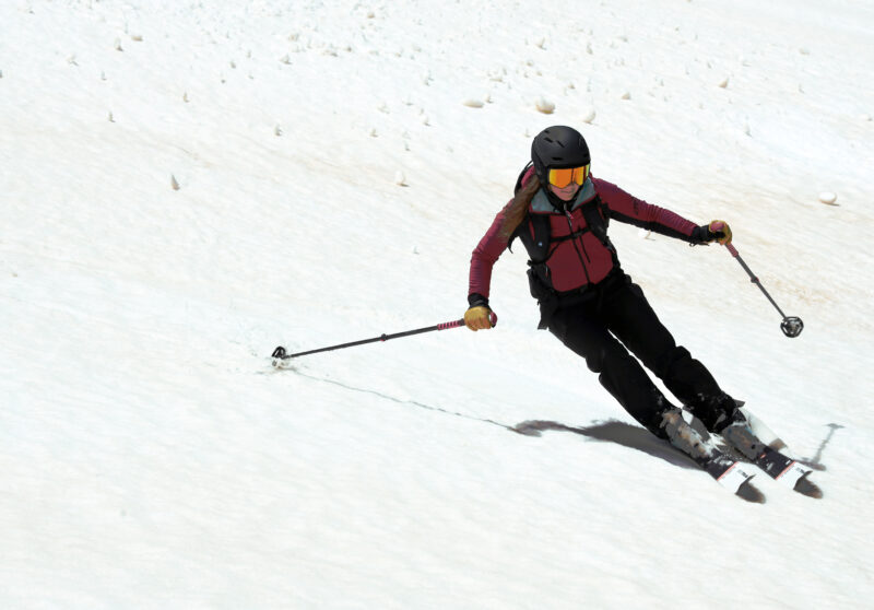 Casco e maschera Julbo in sci alpinismo allo Stelvio con Nicole.