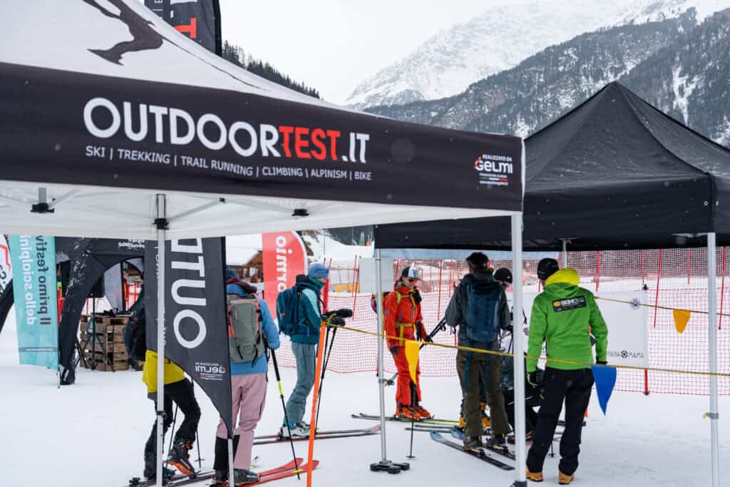 Ceck Artva sitto il gazebo Outdoortest.it, co-organizzatore di Skimofestival 2025. (Ph. G. Meneghello)