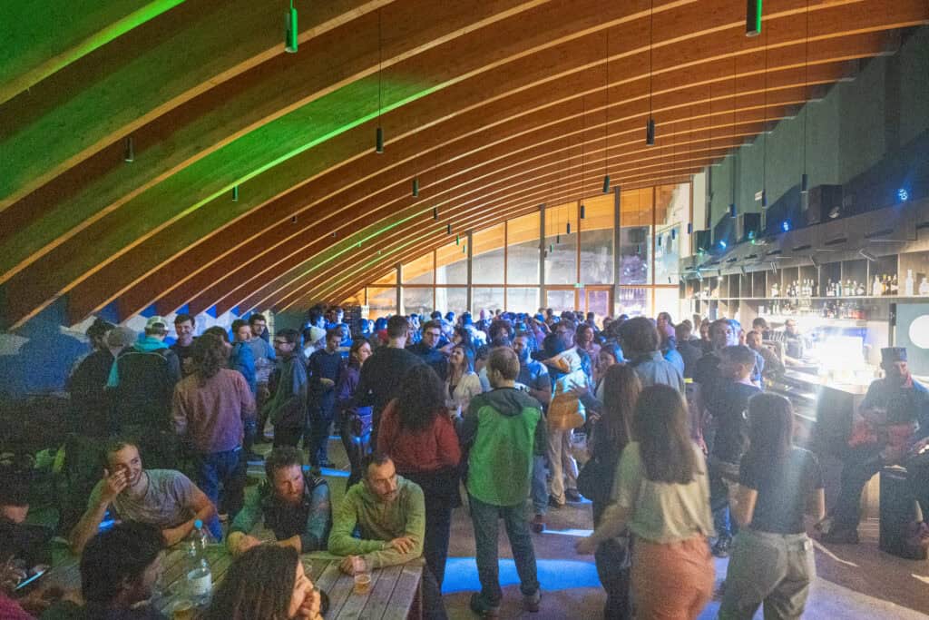 L'affollato Skimo Party presso La Terraza a Skimofestival 2025. (Ph. G. Meneghello)