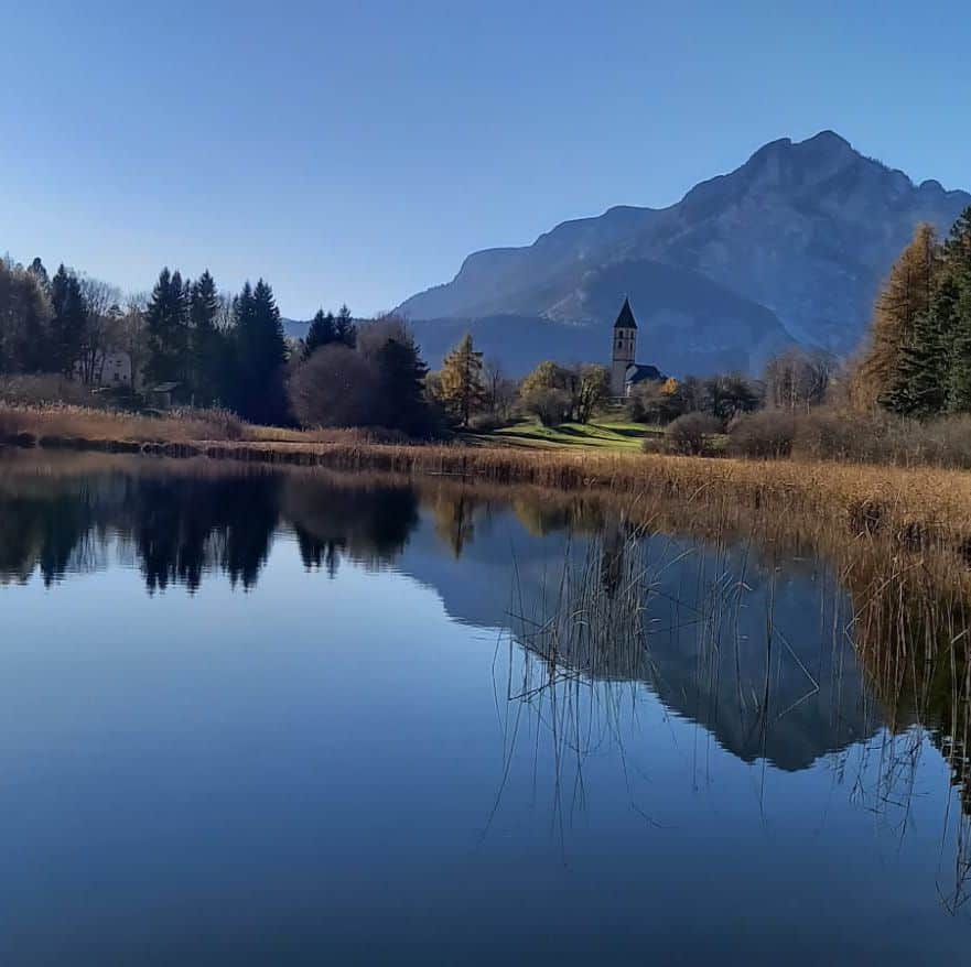 Laghetto di Favogna/ Fennberg chiesetta, sull'altipiano omonimo