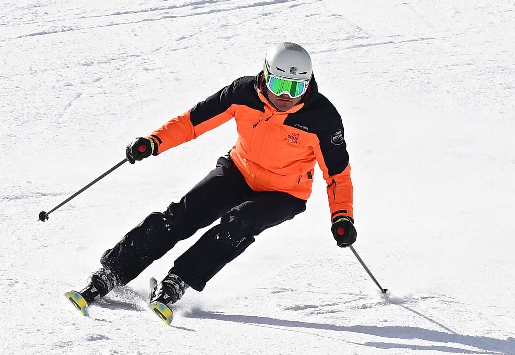 L'ingresso curva è facilitato dalla punta rocker e dalla struttura agile degli sci Salomon Addikt Pro