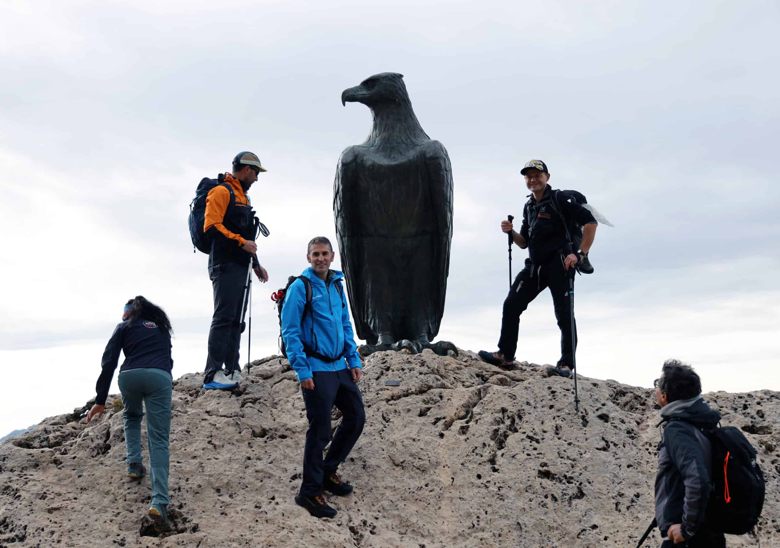 Sosta presso l'Aquila di Christomannos, sul sentiero per il rifugio Roda di Vael.
