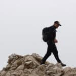 Gianluca in cresta con zaino Mammut e scarpe Meindl.