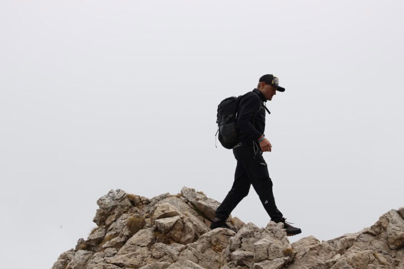 Gianluca in cresta con zaino Mammut e scarpe Meindl.
