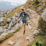 Alessandro corre con completo Mammut e scarpe La Sportiva.