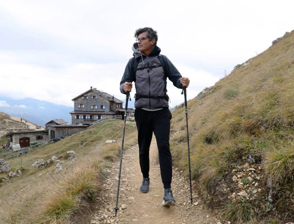 Pietro con zaino Mammut e bastoni Leki.