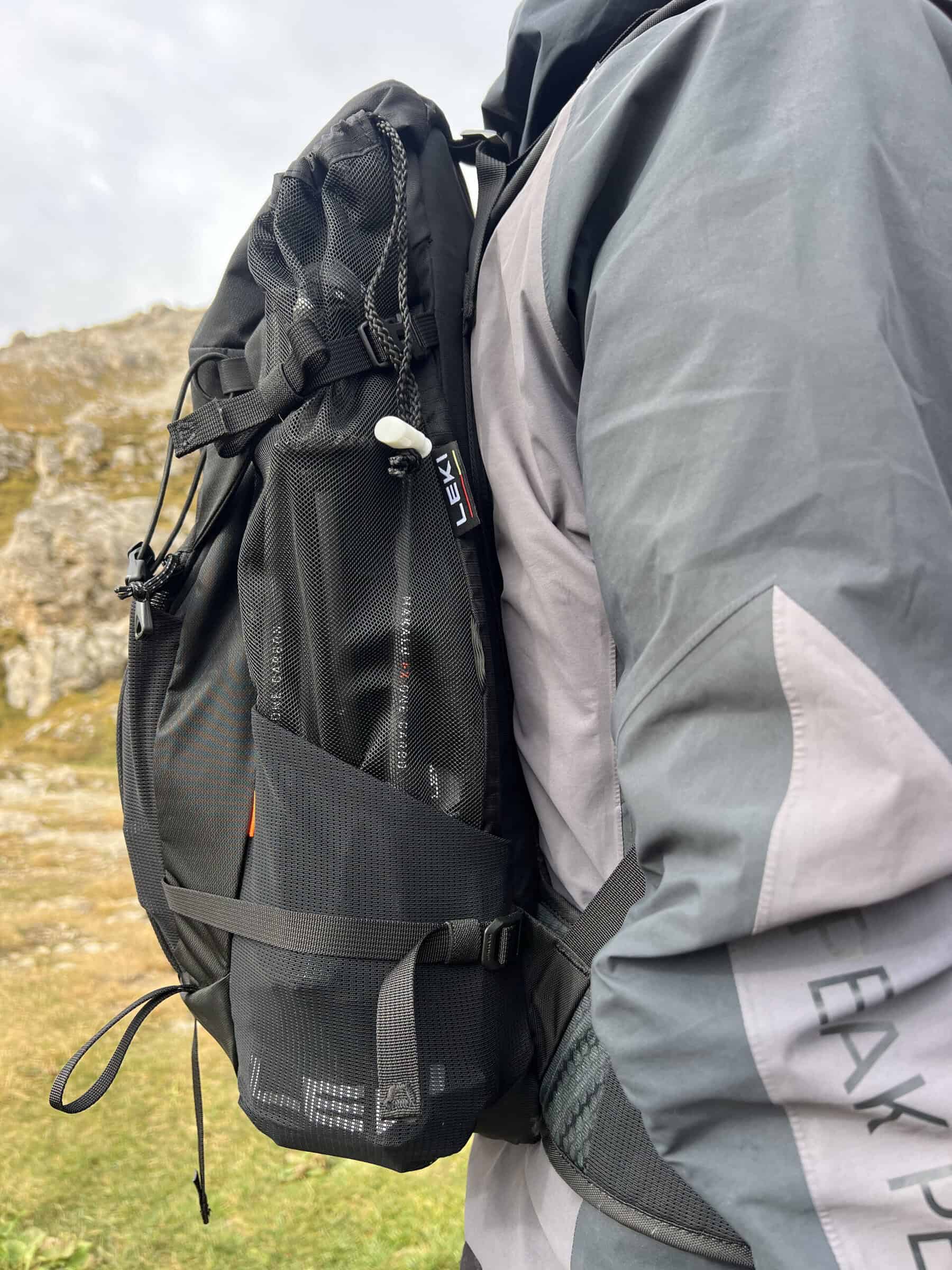 Vista laterale dello zaino da 30 litri