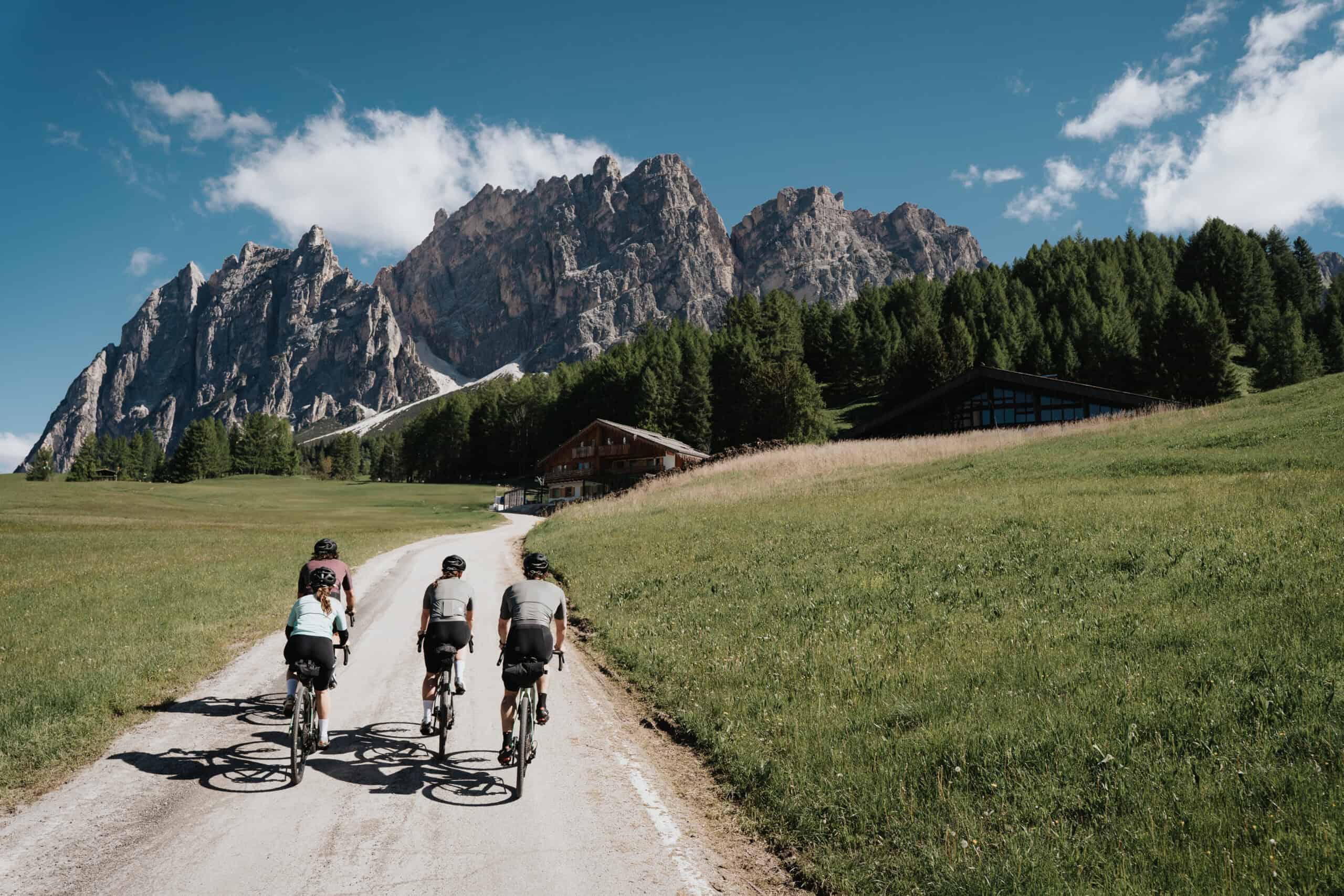 Al cospetto delle Dolomiti. Foto: The Grate Ride Milano-Cortina