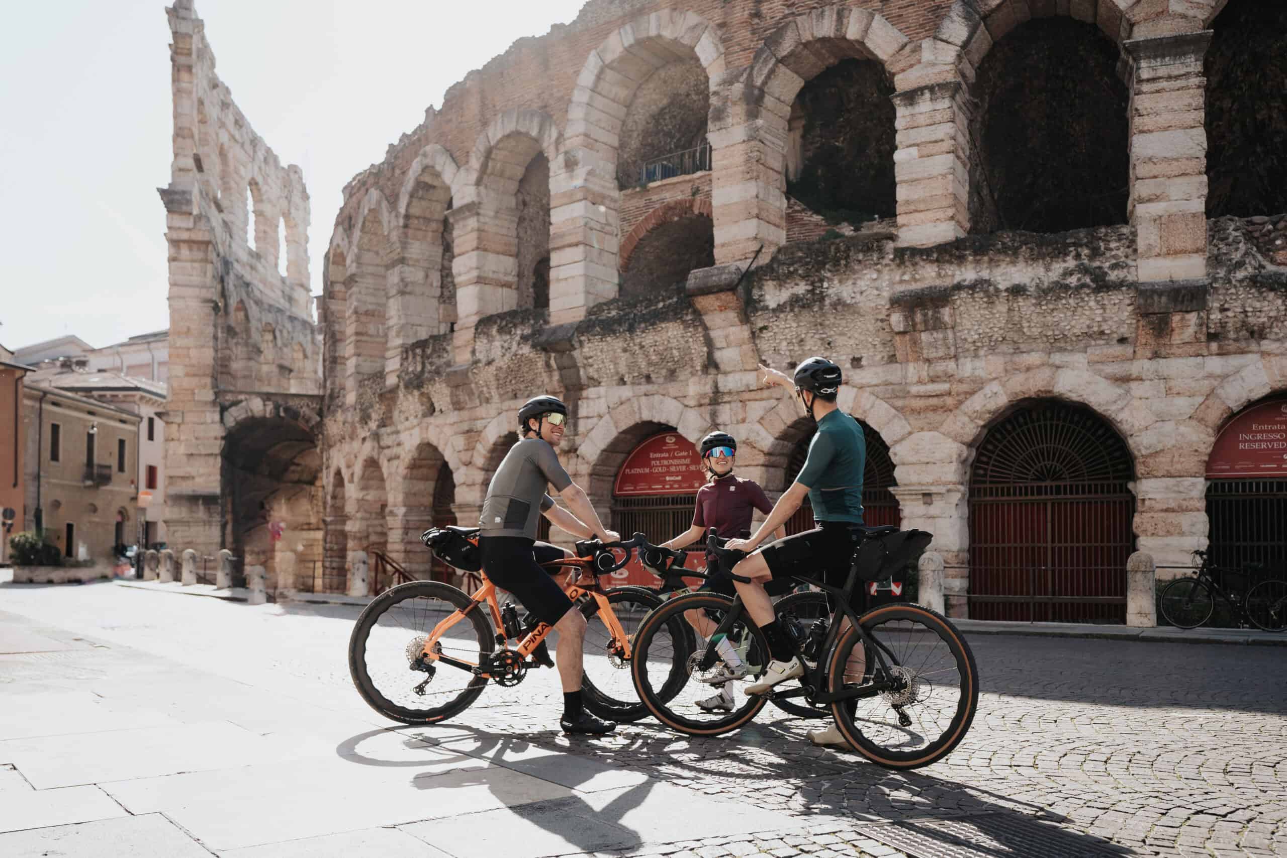 Passaggio all'Arena di Verona che ospiterà la Cerimonia di Chiusura Olimpica e la Cerimonia di Apertura Paralimpica dei Giochi Invernali 2026. Foto: The Great Ride