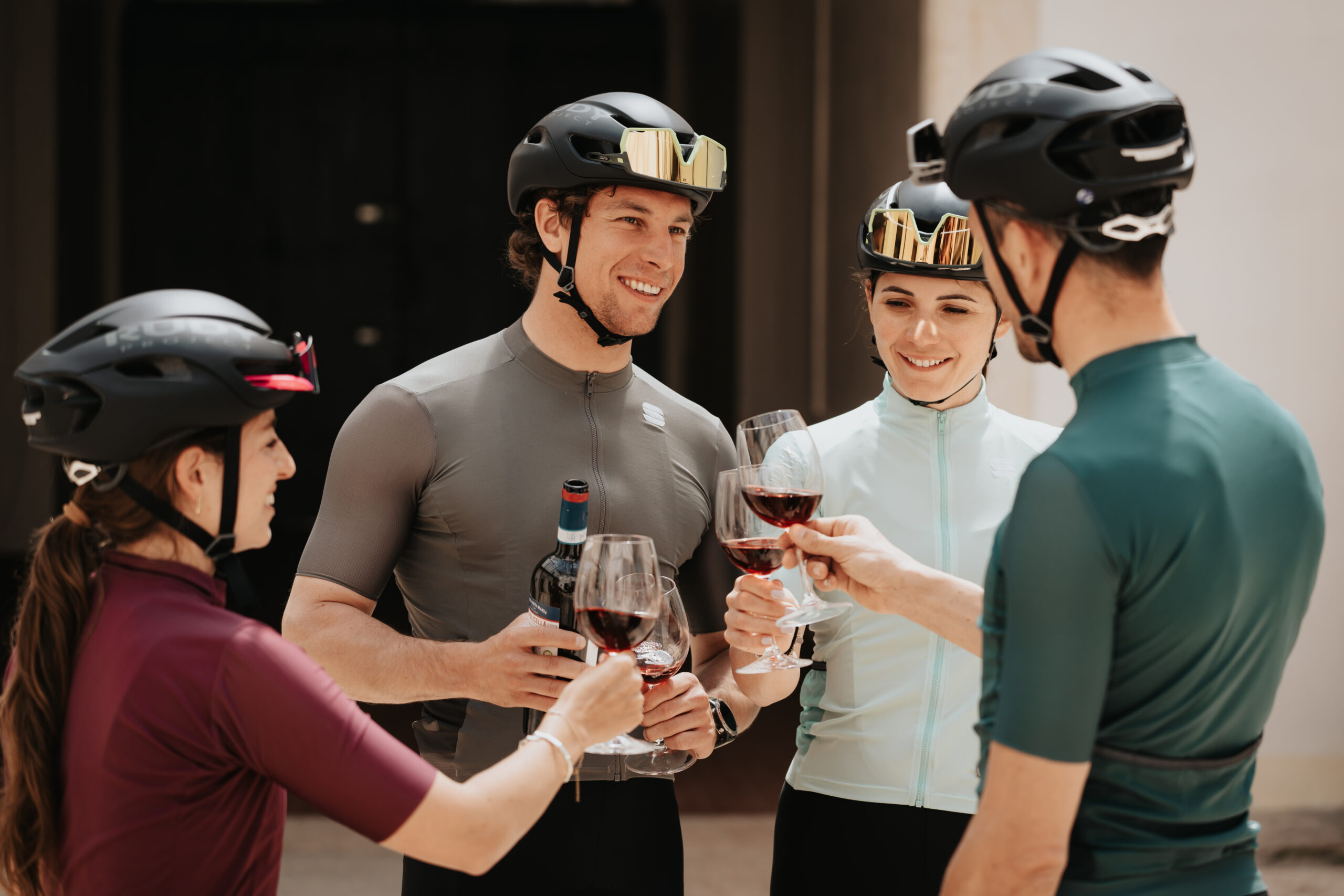 Il buon vino non manca. Foto: The Grate Ride Milano-Cortina