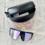 L'occhiale Naked Optics The Blade con la sua pratica e ribusta custodia priotettiva.