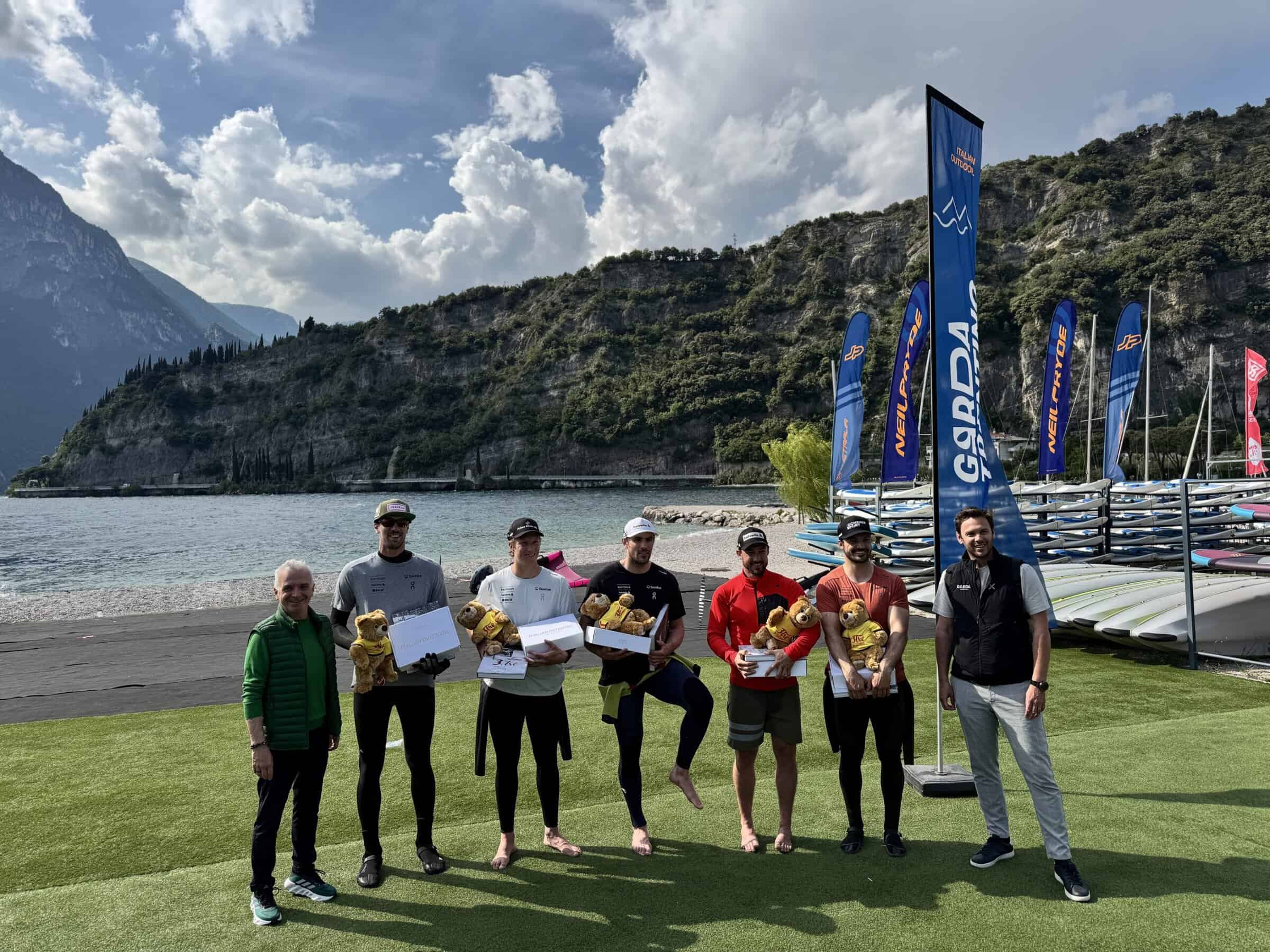 D sinistra: Gianni Morandi, sindaco di Torbole, gli atleti della nazionale svizzera di sci Ramon, Tanguy, Luca, Daniel e Loïc e, a destra Oskar Schwazer GM Garda Trentino.