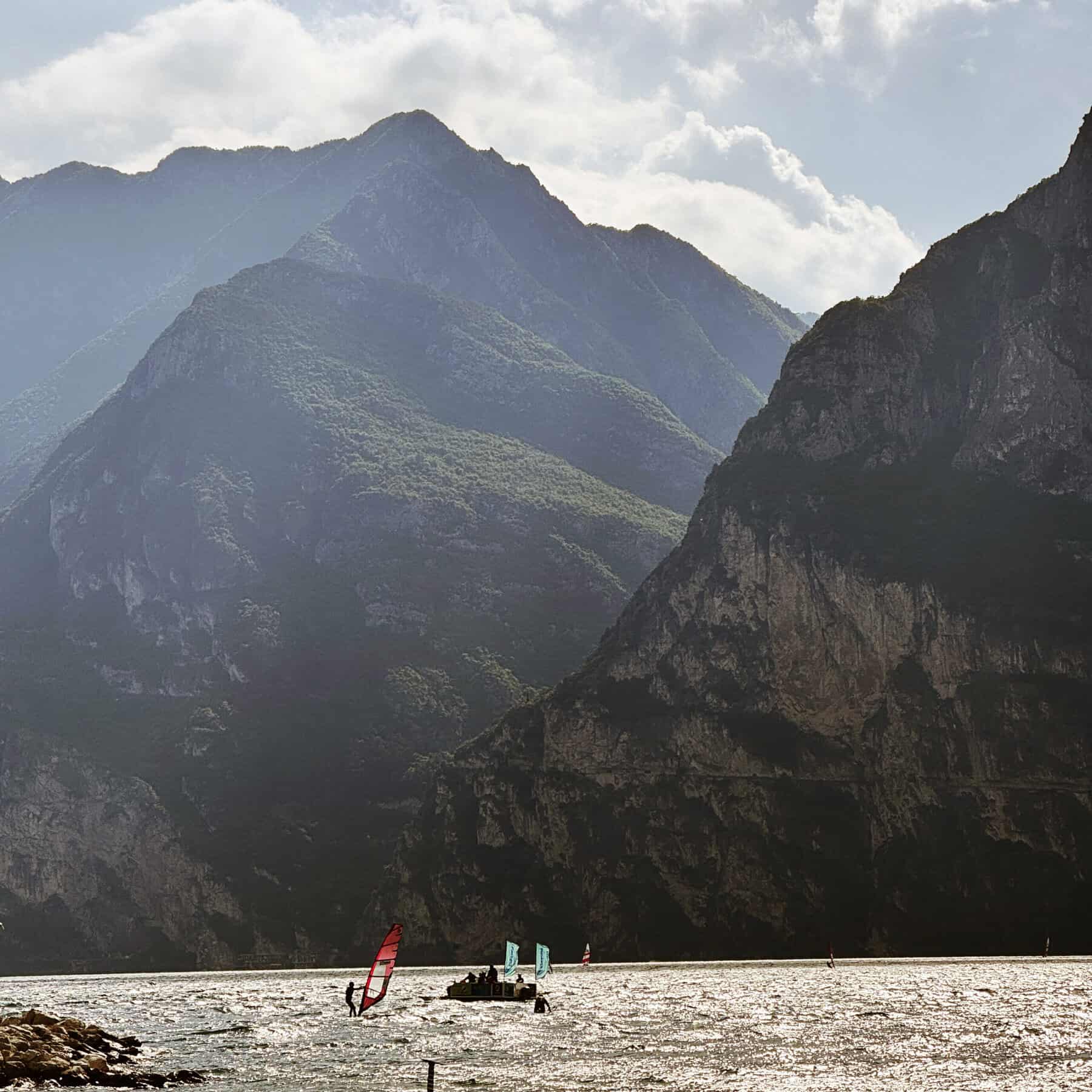 Uno scorcio da Torbole, la parte più sportiva del Lago di Garda. 