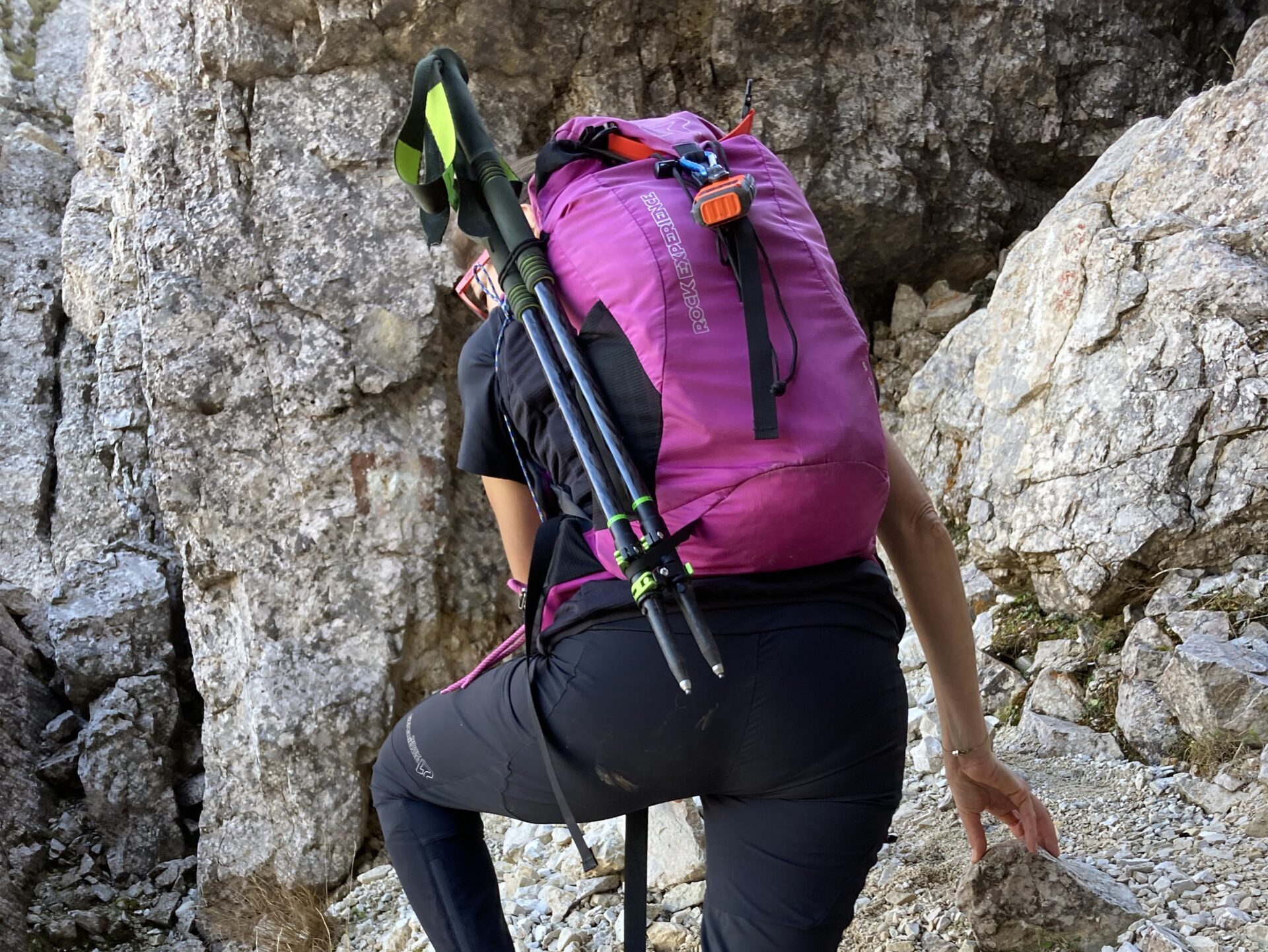 Komperdell Carbon Pro Zero riposto nello zaino per il trasporto
