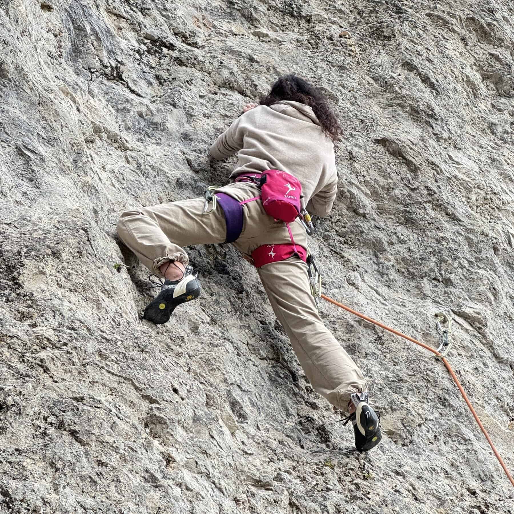 Catia sulla falesia Kaiserstein di Carezza.