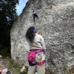 Catia, con completo Chillaz e imbrago Camp, assicura Valetina in parete.