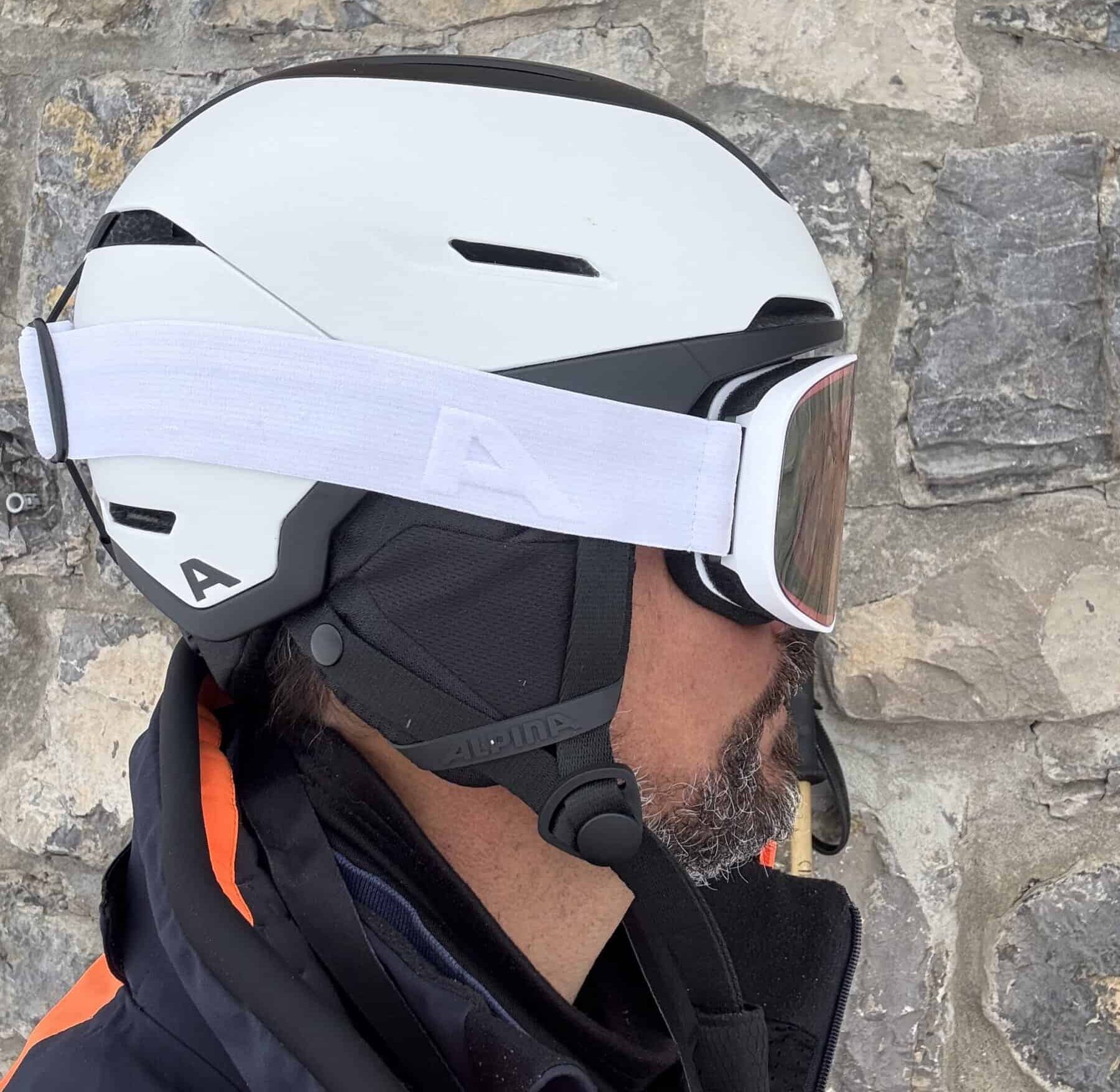 Vista laterale del casco con maschera Alpina.