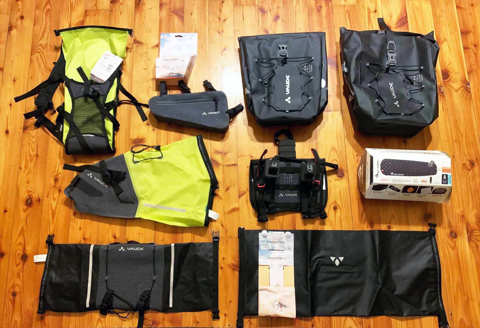Il set completo dei prodotti Vaude utilizzati nel nostro viaggio in Kazakistan.