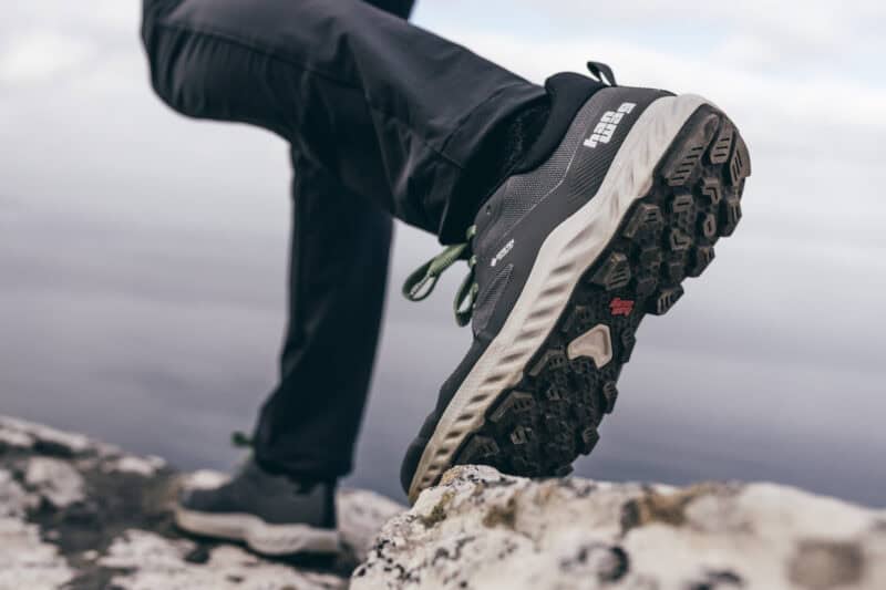 Scarpa veloce e leggera per terreni tecnici.